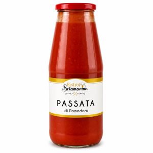 Passata di pomodoro Bistrot Sciamaninn in bottiglia di vetro su sfondo bianco