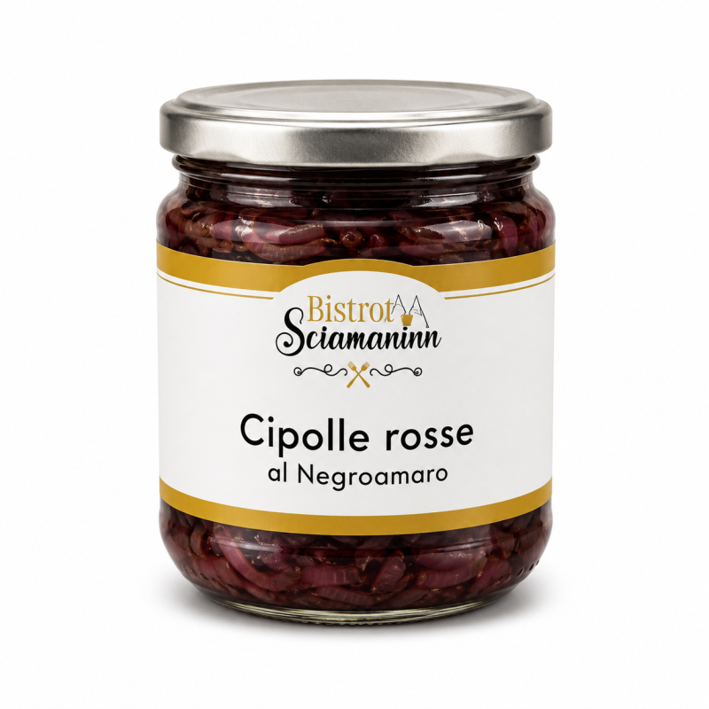 Cipolle rosse al Negroamaro Bistrot Sciamaninn in vasetto di vetro su sfondo bianco