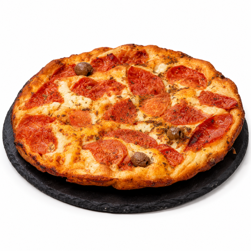 Pizza artigianale Bistrot Sciamaninn con pomodoro, olive e mozzarella su sfondo bianco